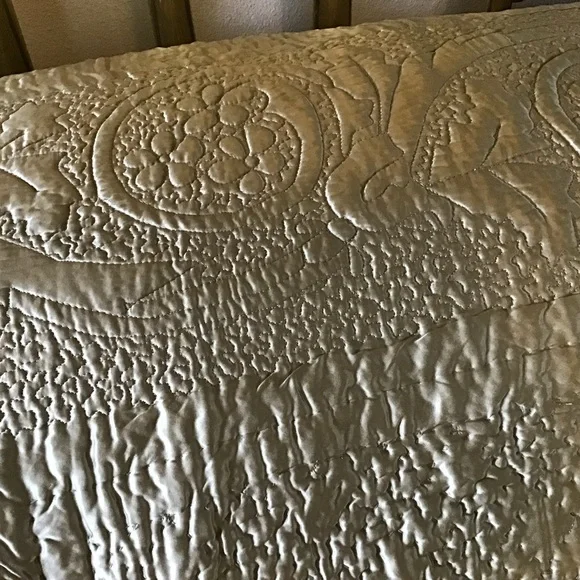 Elegant Tan/Champaign Quilted Bedspread - Picture 8 of 11